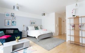 Modern Spacious Studio Close To Station